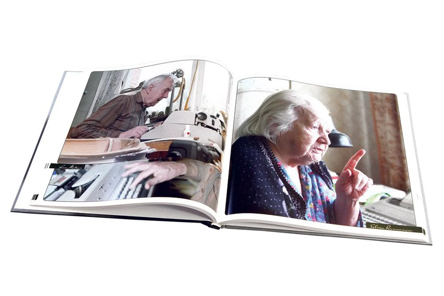 Alar Madisson on pildistanud 5. mail 2003 Tartus Annelinnas kirjutusmasina taga Leo Metsarit (saab tänavu 27. aprillil 86-aastaseks) ning 2. juulil samal aastal Tallinnas Kristiines Silvia Rannamaad (1918–2007).