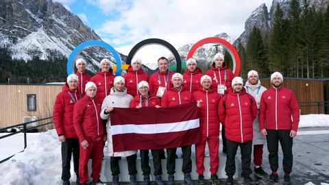 FOTO ⟩ Rinkēvičs apmeklē olimpisko ciematu Kortīnā