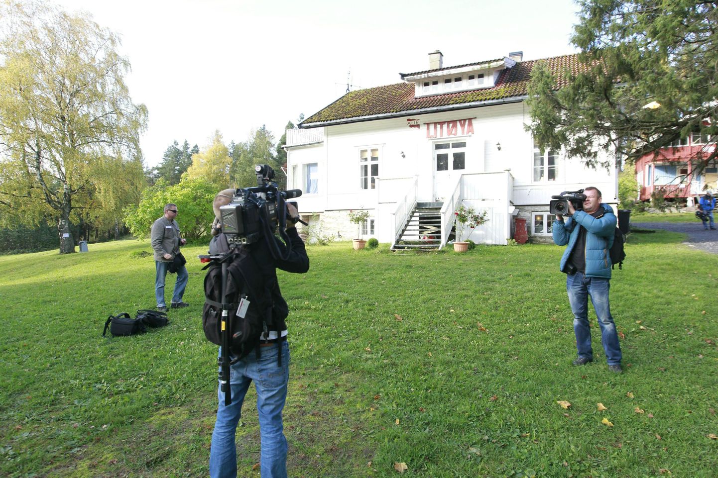 Ajakirjanikud Oslo lähedal Utøya saarel, kus juulis leidis aset õõvastav massimõrv.