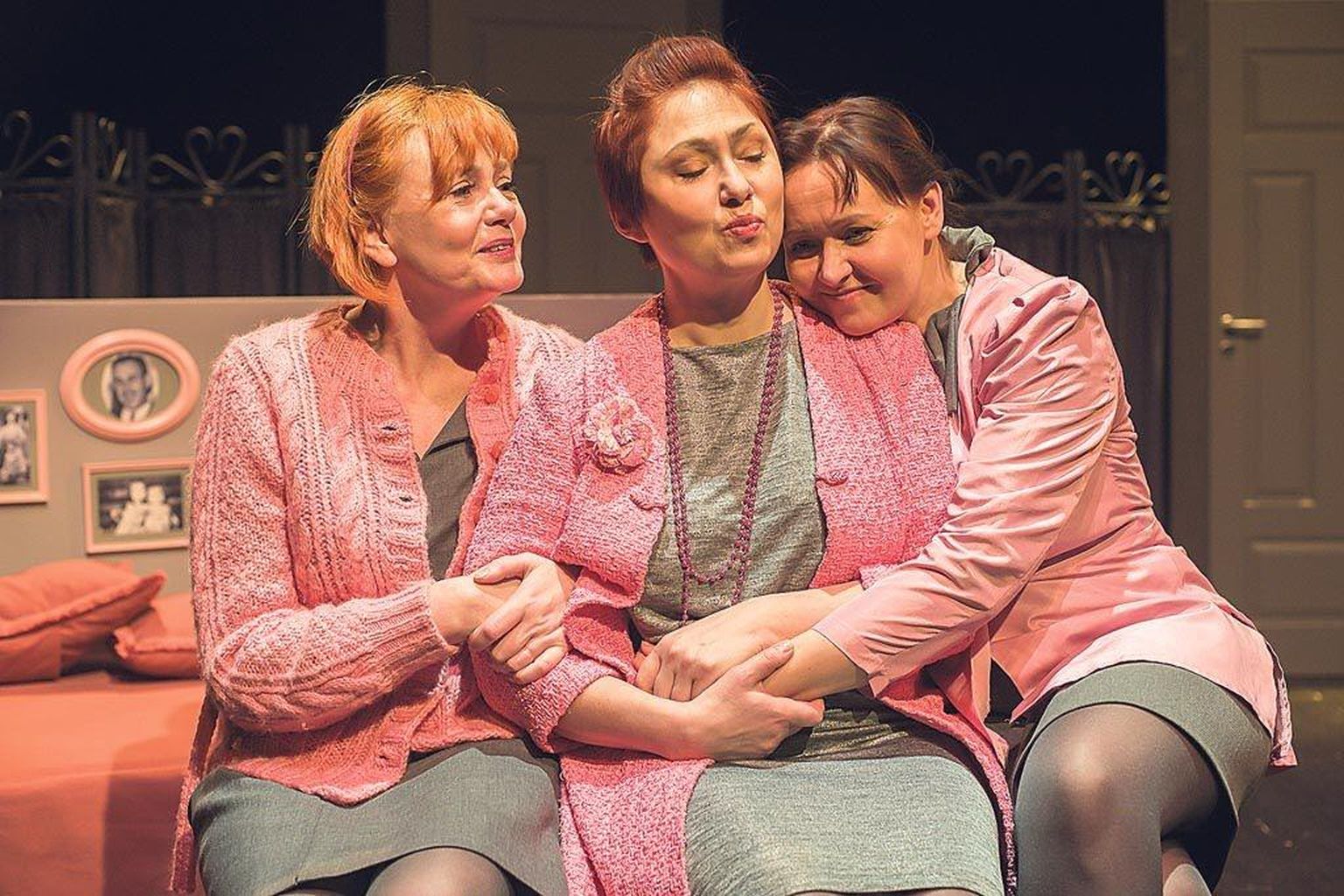 Näitlejad Liina Tennosaar (vasakul), Carmen Mikiver ja Karin Tammaru sõlmivad kolme naise suhted ühte hästi kokkukõlava triona.
