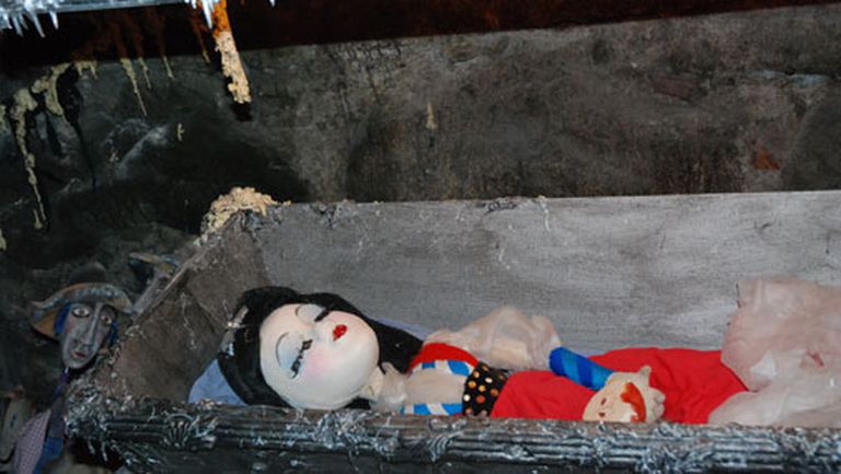 Muzeja Šausmu istabas populārākais objekts - gulošā skaistule, kura reizēm mēdz atvērt acis 