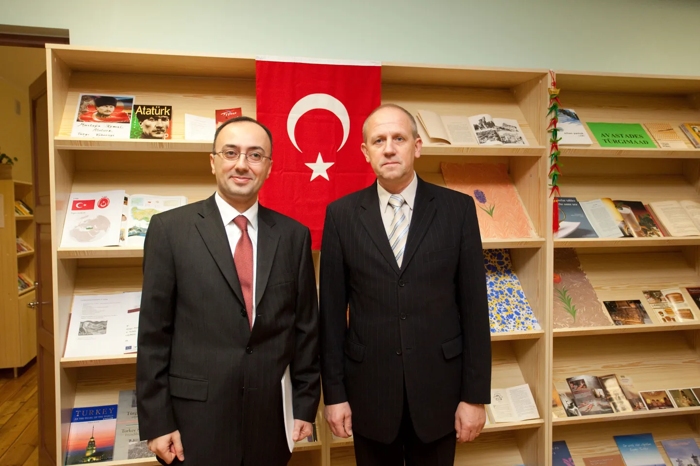 Özgür Çakar (vasakul) ja direktor Arvo Pani.