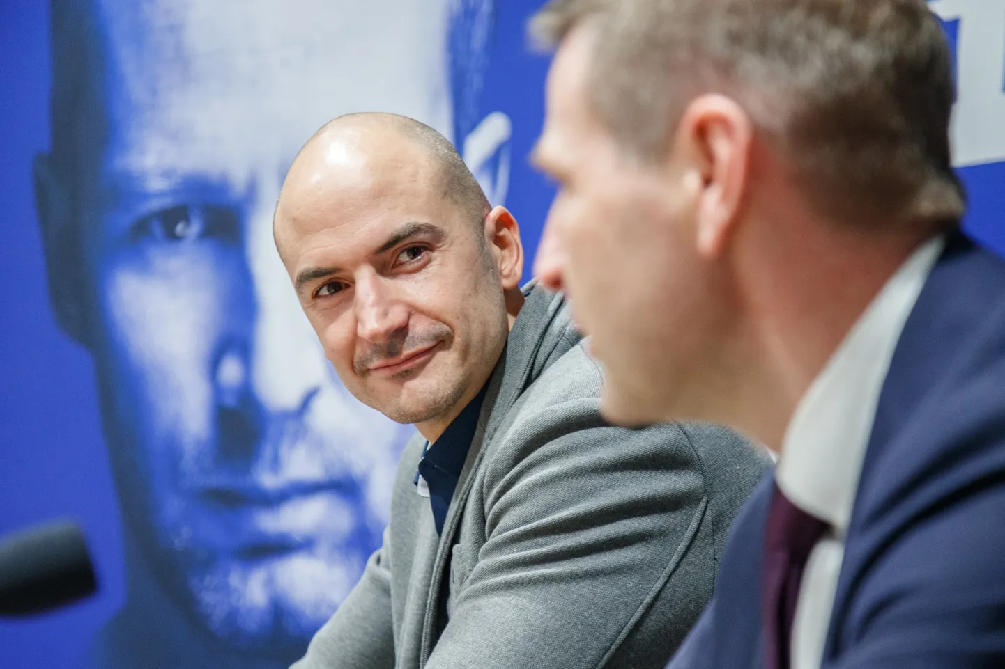 Võrkpallikoondise uuel peatreeneril Fabio Solil on nii rahvusmeeskonna kapteni Kert Toobali (tagaplaanil) kui ka alaliidu presidendi Hanno Pevkuri (esiplaanil) toetus.
