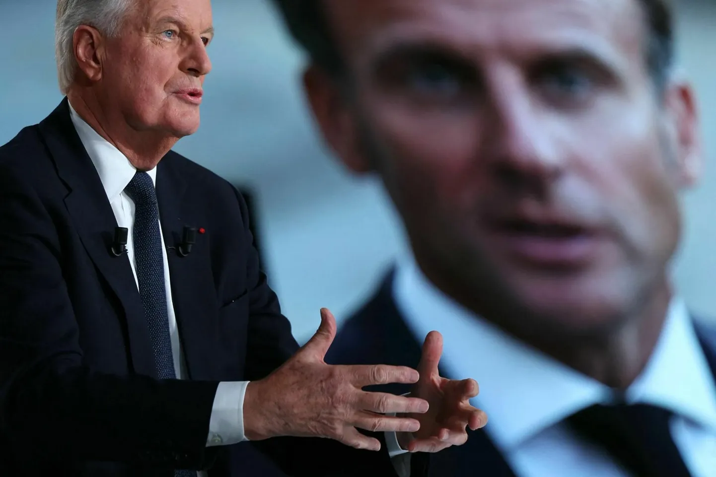 Prantsuse peaminister Michel Barnier kõnelemas telesaates, taustaks president Emmanuel Macroni pilt.