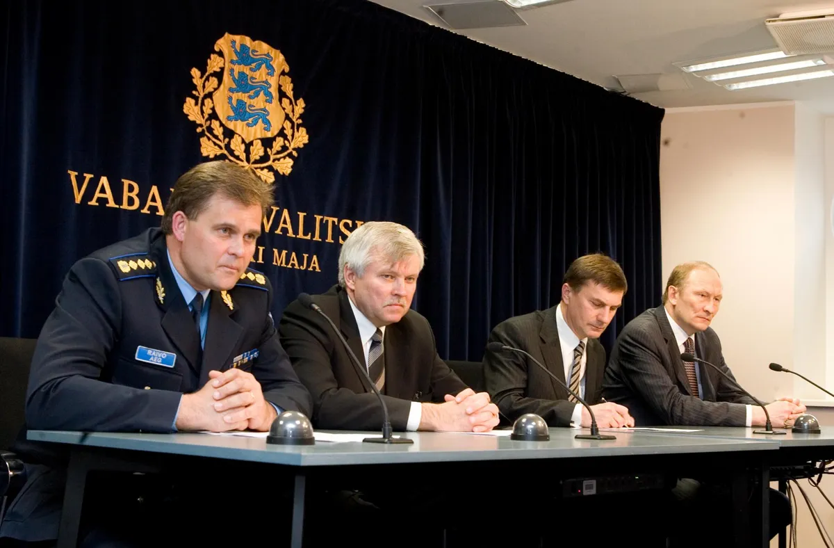 27. aprill 2007. Pronksiöö järgse hommiku pressikonverents. PPA juht Raivo Aeg (vasakult), siseminister Jüri Pihl, peaminister Andrus Ansip, kaitseminister Jaak Aaviksoo.