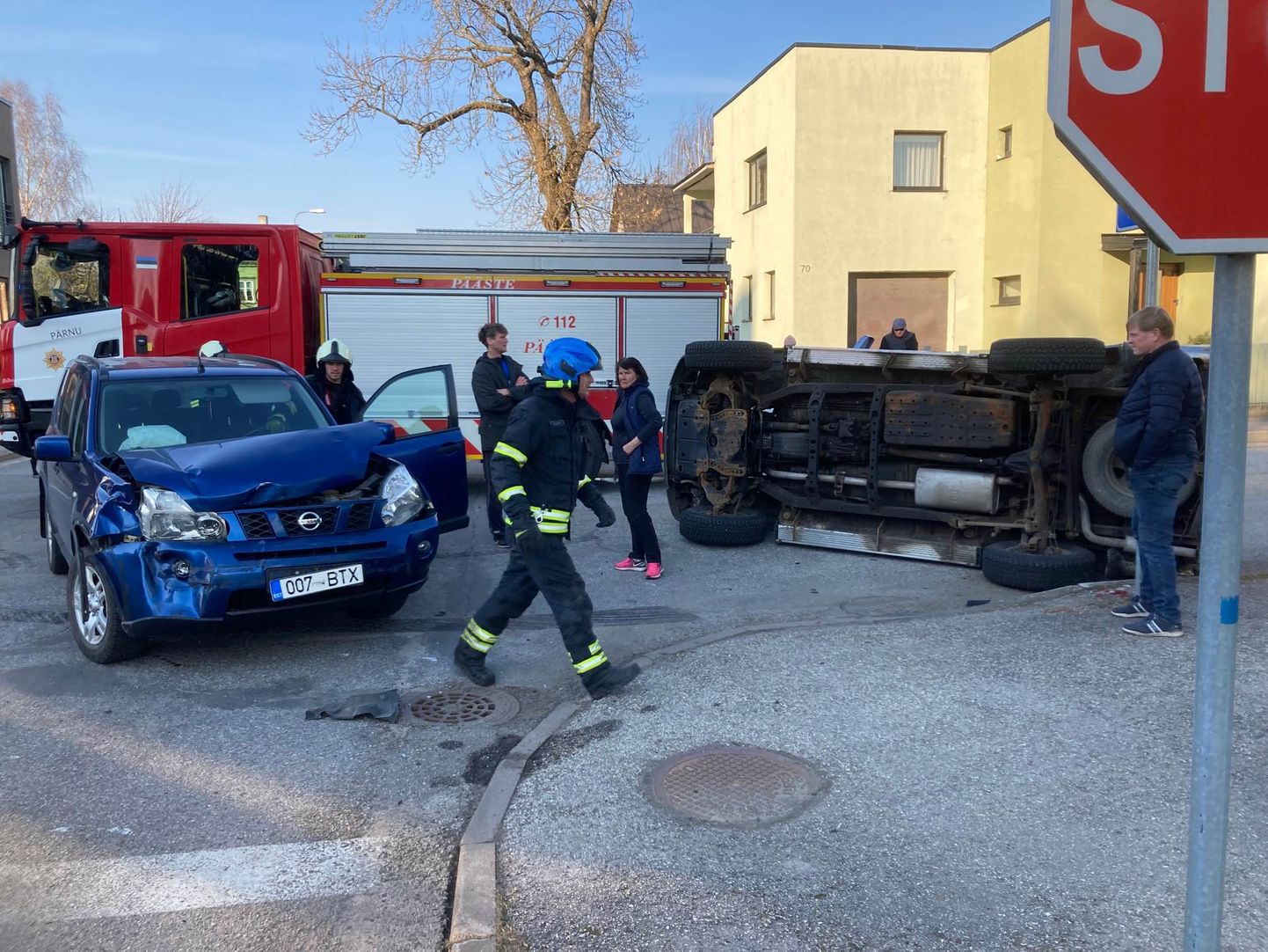 Liiklusõnnetus Pärnus Kanali ja Karusselil tänava ristmikul. Sündmuskohal oli ka kunagine jalgpallur Raio Piiroja.