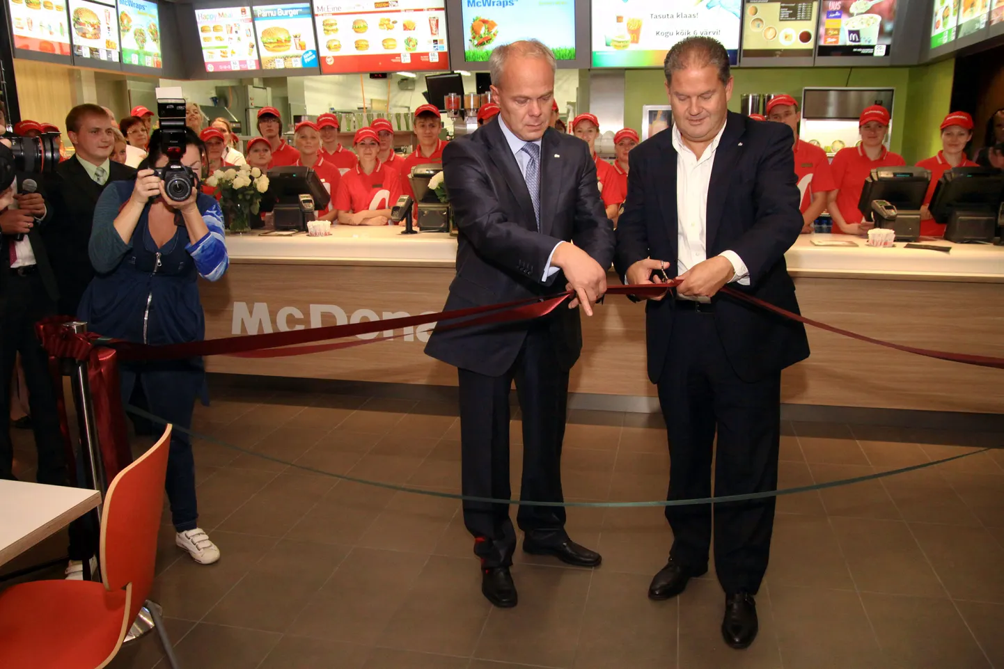 Ilma hoone kasututusloata tegevust alustanud McDonald`si kiirtoidurestorani avamisel osales pidulikul lindilõikamisel ka Pärnu linnapea Toomas Kivimägi.