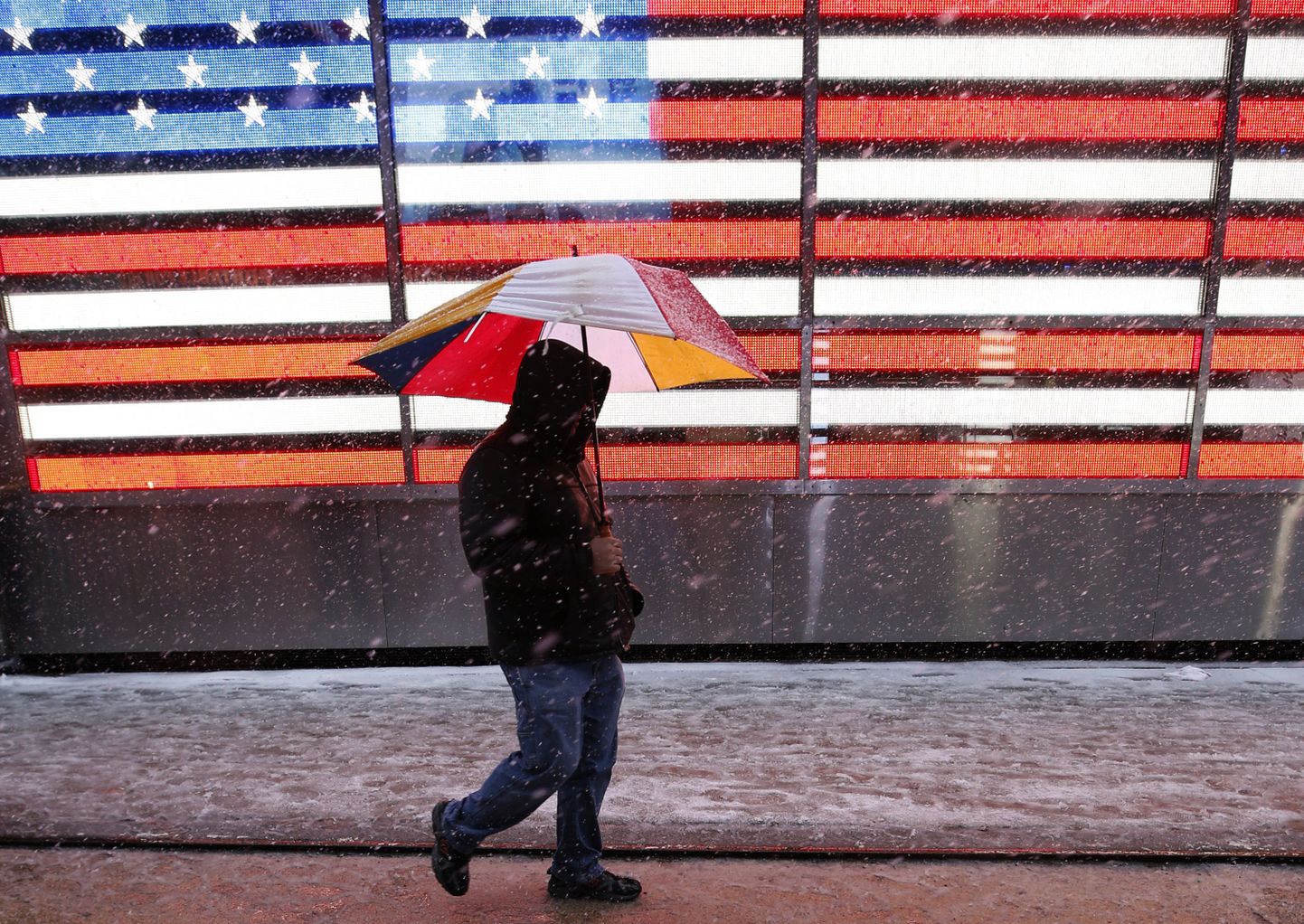 Mees lumesajus USA lipukujutise taustal