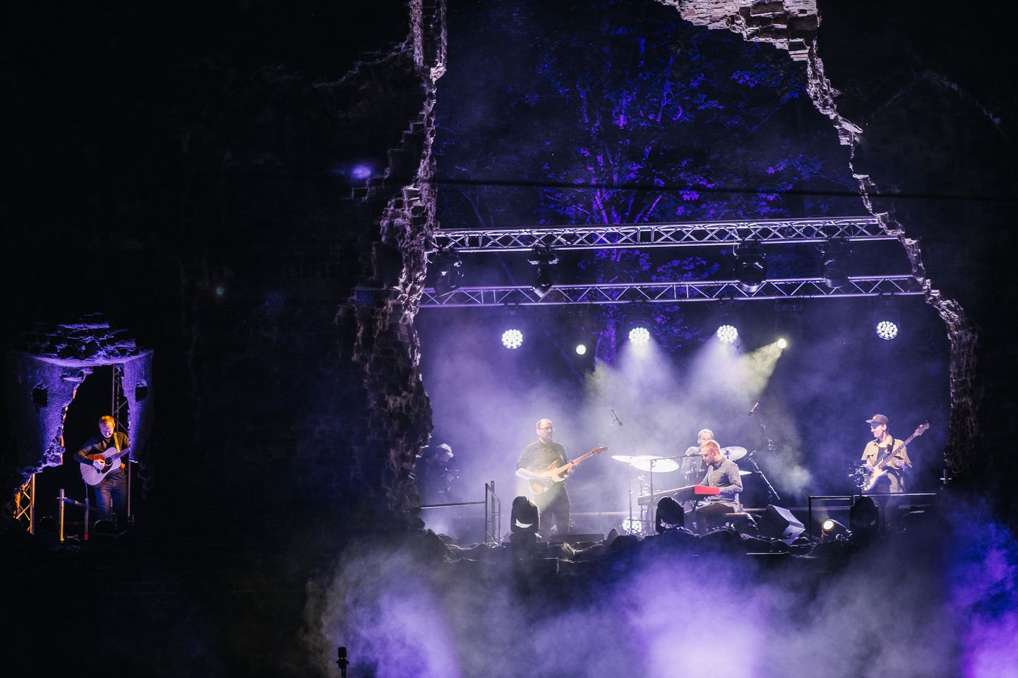 Ansambli Põhja Konn kontsert Viljandi lossimägedes.