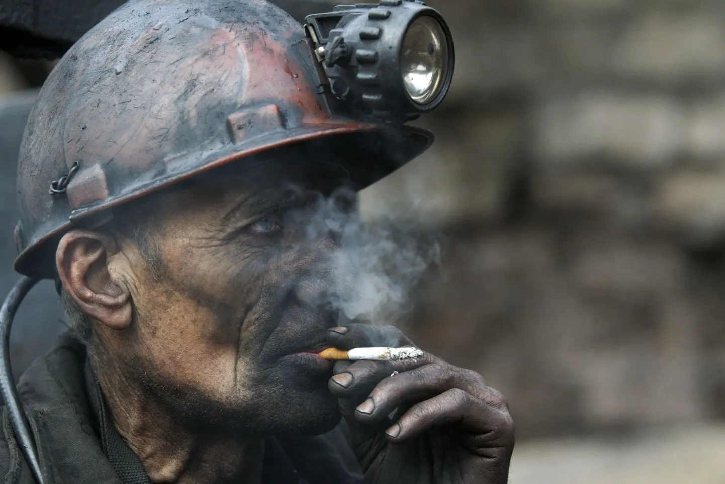 Ukraina kaevur Donetski lähedal Bulavinskojes mullu oktoobris rahustavat suitsu tegemas.