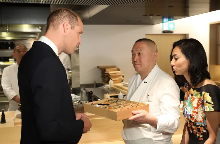 Jaapani kokk Akira Shimizu kinkimas prints Williamile bento kasti