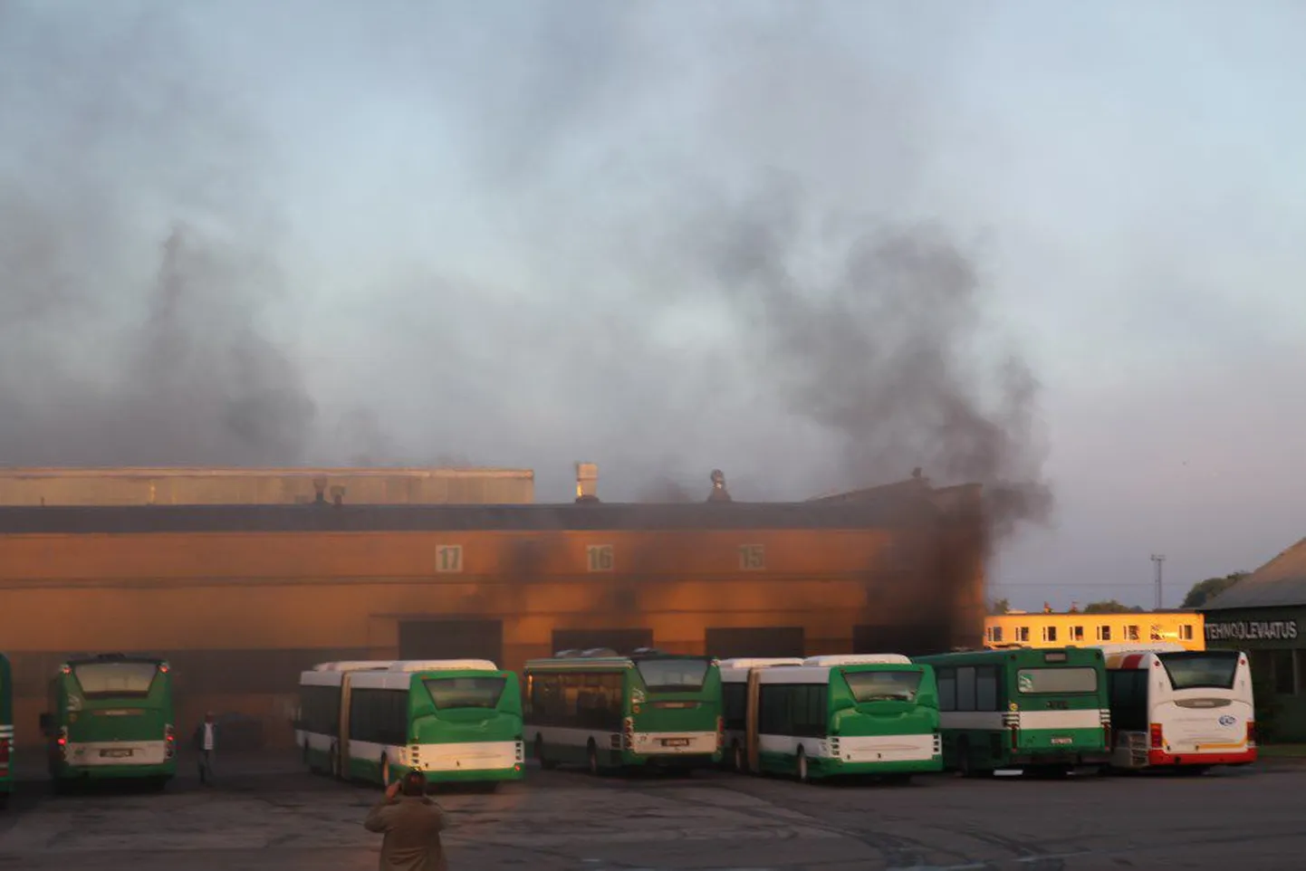 Busside põleng remonditöökojas.
