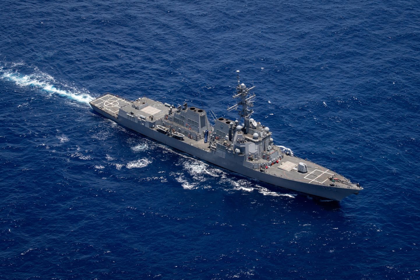 Американское командование отправило в Черное море эскадренный миноносец с управляемым ракетным вооружением USS Arleigh Burke.