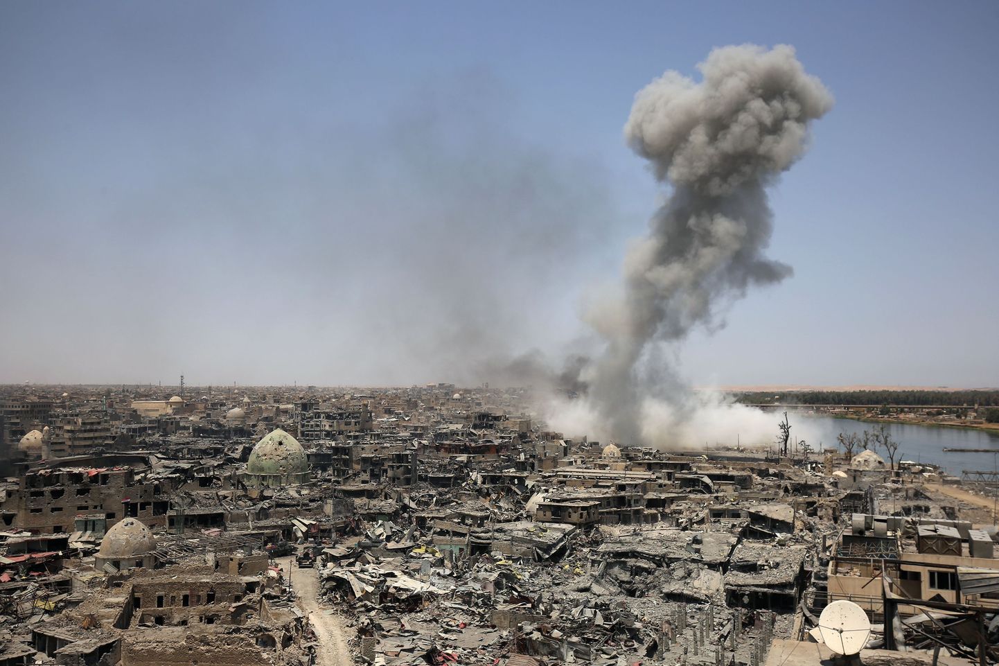 USA-juhitava koalitsiooni õhurünnak äärmusrühmituse Islamiriik positsioonidele Iraagis Mosulis 2017. aastal.