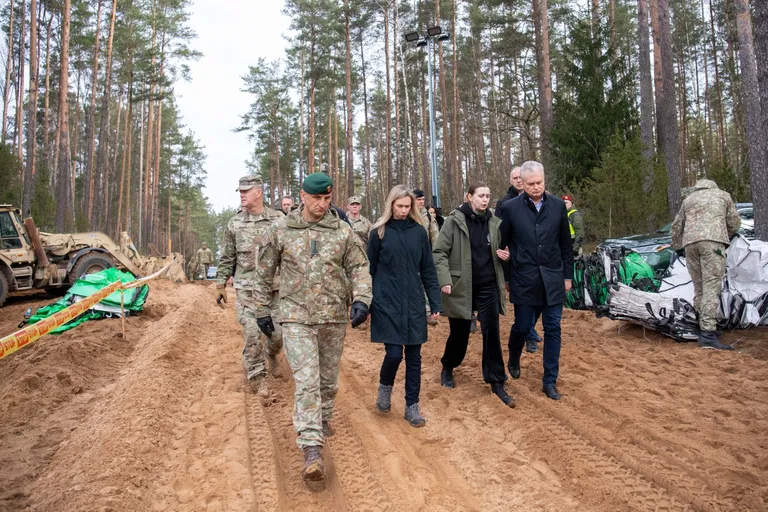 Leedu kaitseväe juhataja, kaitseminister Dovilė Šakalienė, USA suursaadik Kara McDonald ja president Gitanas Nausėda käisid sündmuspaigas täna hommikul.