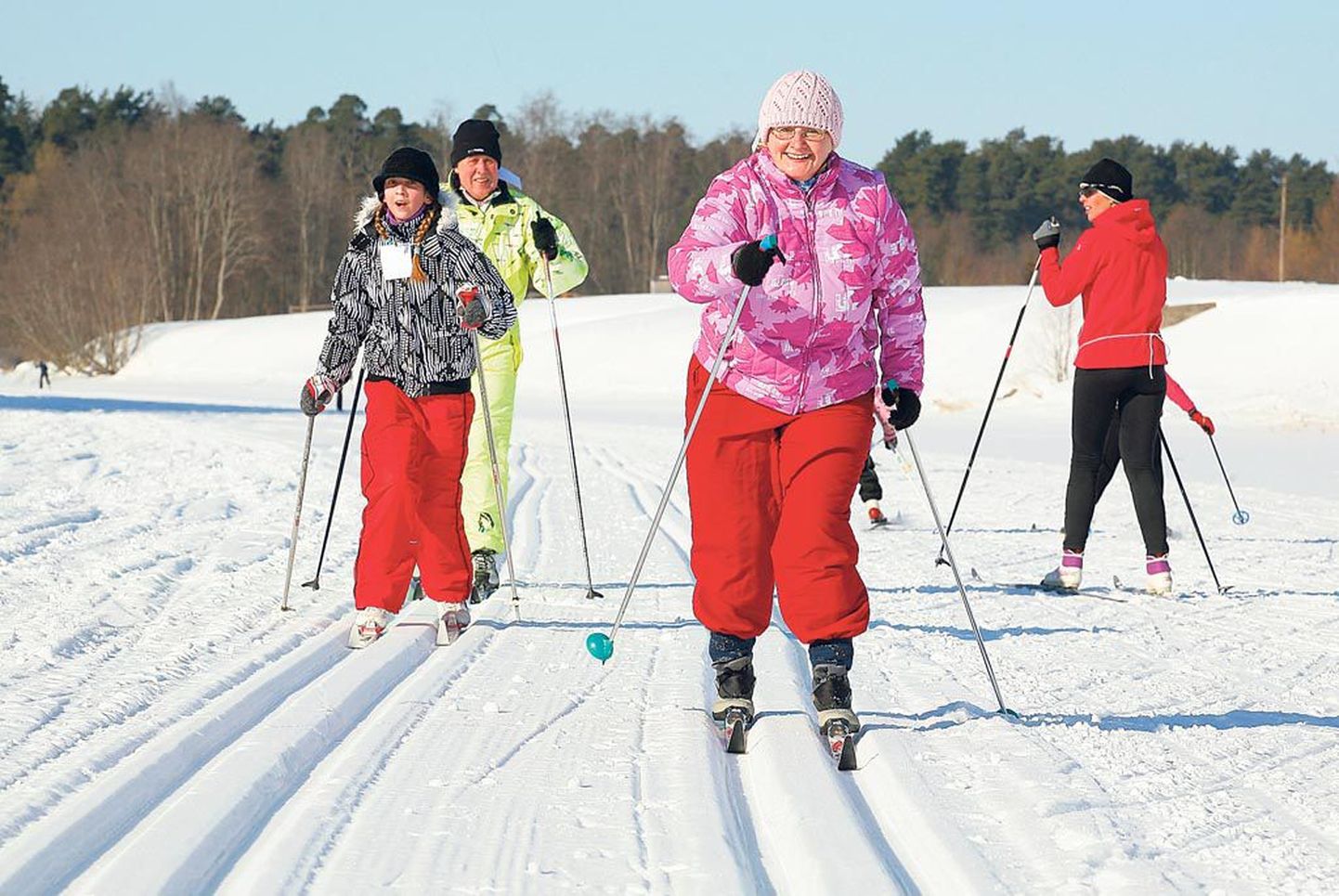 Veerand sajandi järel nautis Sindi-Pärnu suusamatkal taas imekena talveilma 140 tervisesportlast.
