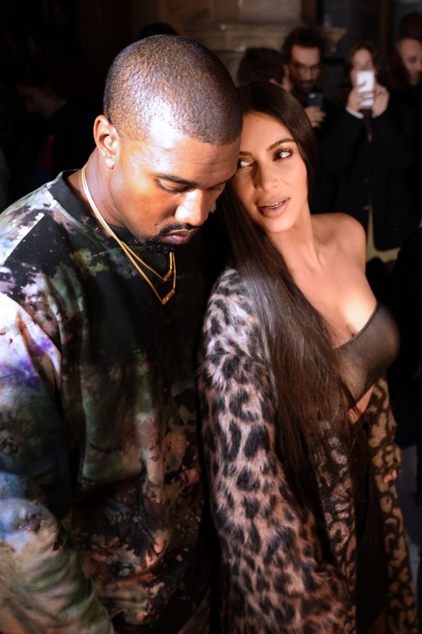 (From L) Kanye West and Kim Kardashian attend the Off-white 2017 Spring/Summer ready-to-wear collection fashion show, on September 29, 2016 in Paris. / AFP PHOTO / ALAIN JOCARD