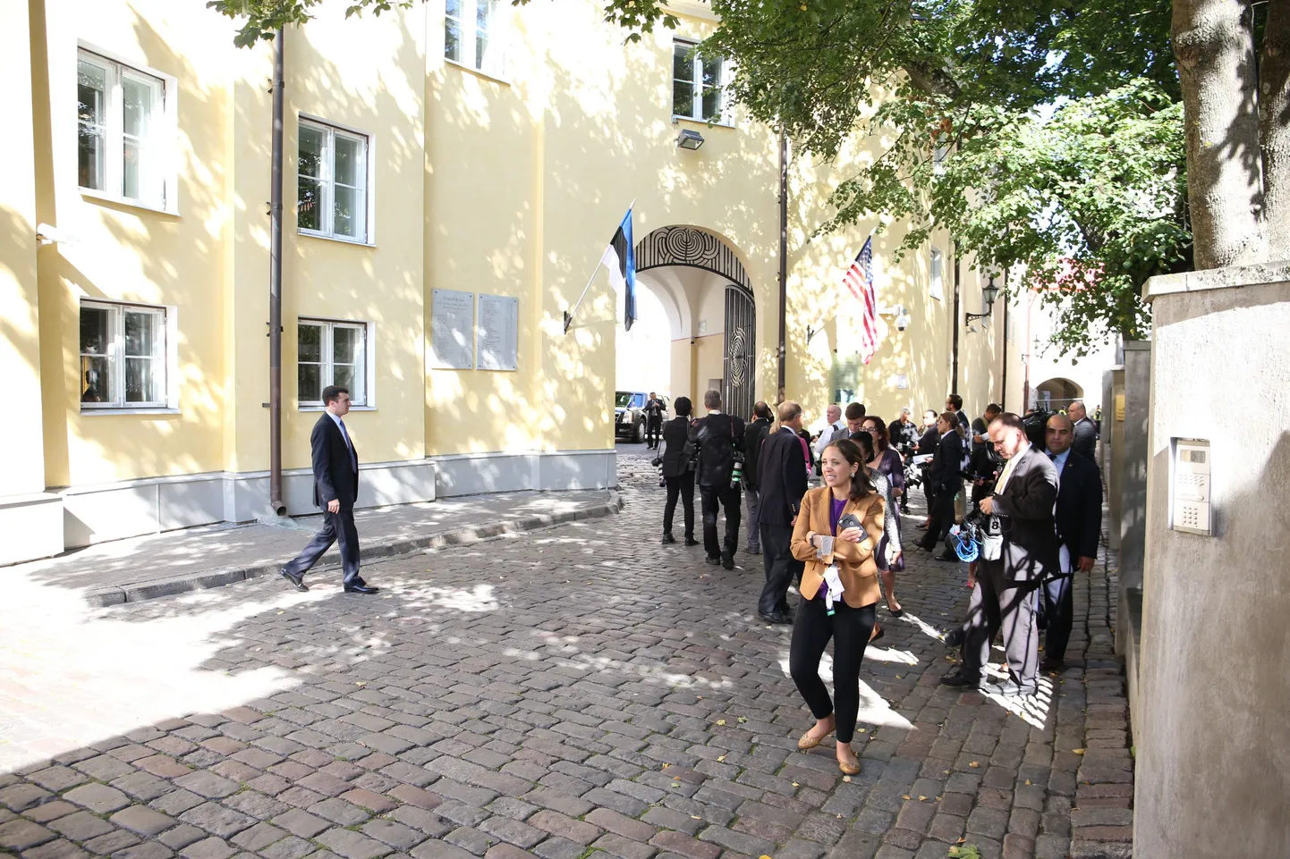Ajakirjanikud Stenbocki maja juures