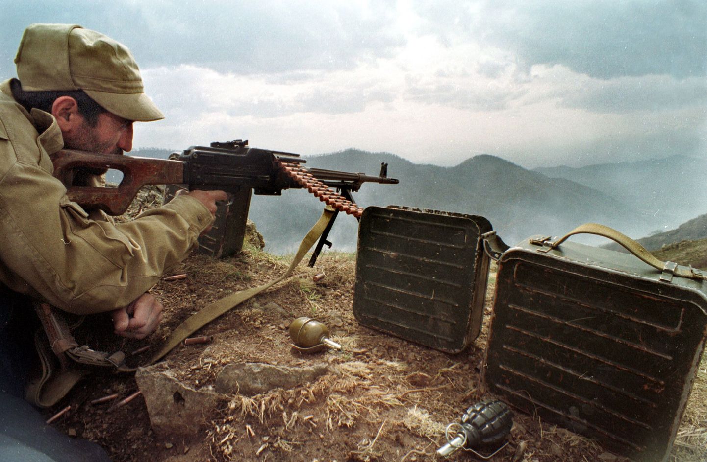 Armeenia sõdur sihtimas aserite positsioone Mägi-Karabahhi sõja ajal.