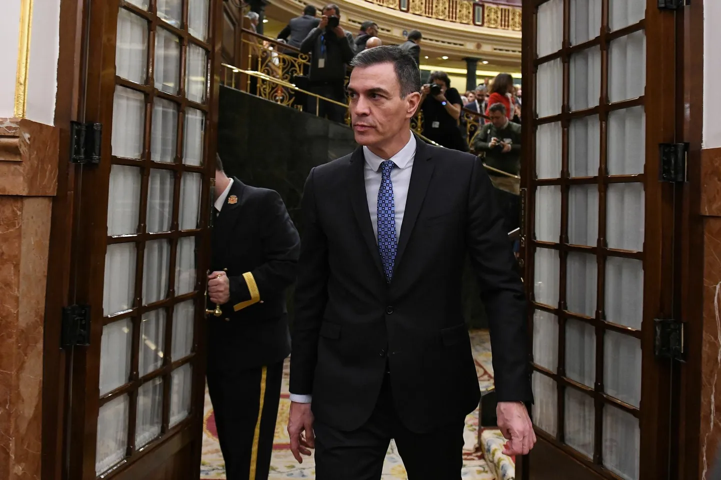 Hispaania sotsialistist peaminister Pedro Sánchez teisipäeval pärast amnestiaeelnõu põrumist parlamendisaalist lahkumas.