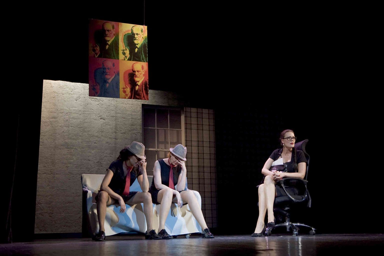 Pea- ja ka kõrvaltegelasi kehastavad Eva Püssa (vasakult), Liina Tenno­saar ja Merle Palmiste lavastuses «Kaos».