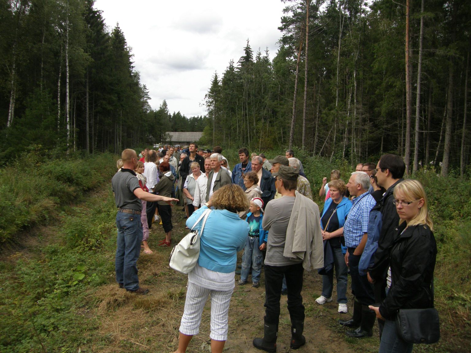 Erametsaliidu korraldatavad augustikuised metsamajandajate kokkutulekud on tavaliselt olnud ka metsaomanike kogemuste vahetamise päevaks. Pildil hinnatakse metsamaaparandustöid Paul Augi metsas.
