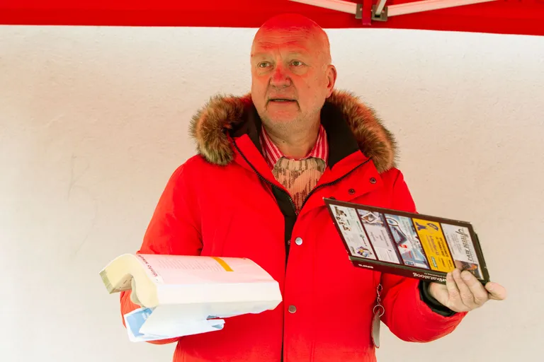 Hea näide kasutuks muutunud trükistest on telefonikataloogid, mille peal Kalju Tammaru näitab, kuidas raamatut õigesti ära visata: kõvad kaaned tuleb eemaldada ja need lähevad olmeprügisse, sisu aga paberi ja papi konteinerisse, et see jõuaks ümbertöötamisele.
