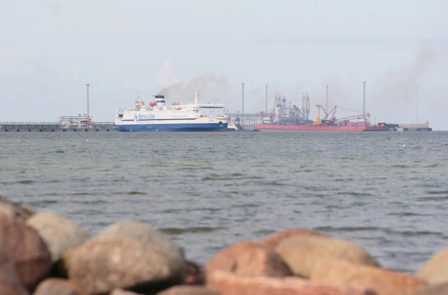 Sillamäe ja Kotka vahel toimis reisilaevaliiklus kuni 2007. aasta sügiseni, tollal tegutses seal Saaremaa laevakompanii laevaga Vironia.