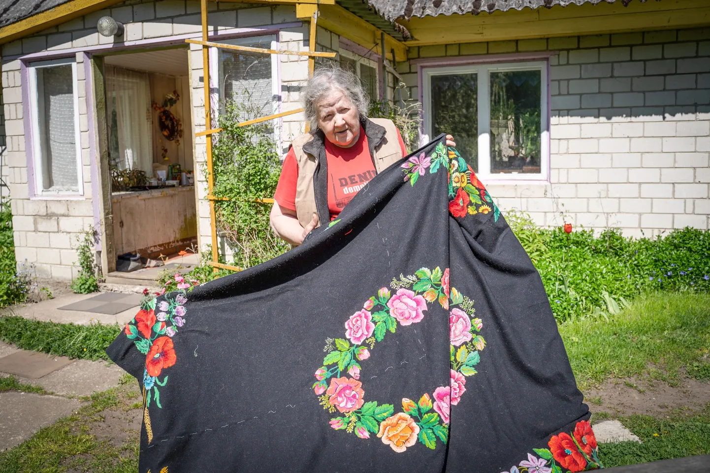 JÄÄDA MUHULASEKS: Helju Murd tikib lastelastele tekke, et Muhu päritolu ja ilumeel võiksid edasi kesta.