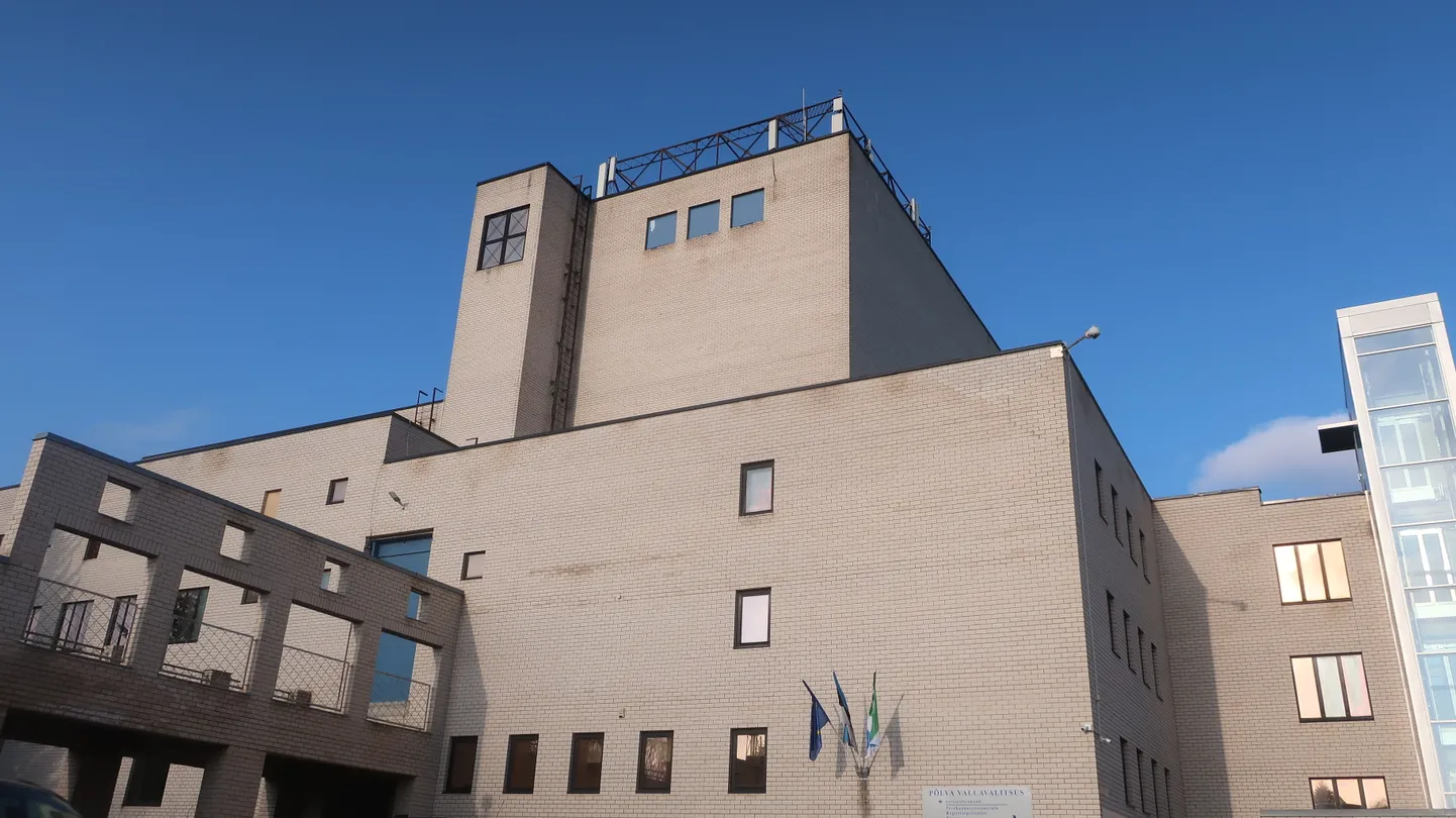 Taevapark Põlva kultuuri- ja huvikeskuse katusel ei pruugi augustiks valmis saada.