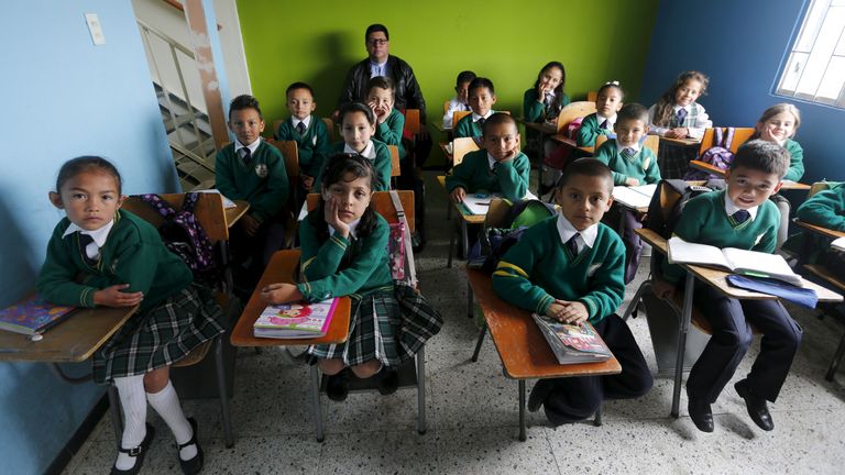 Õpetaja Father Juan Humberto Cruz koos neljanda klassi õpilastega koolis nimega Semillas de Esperanza (Lootuse Seemned). Kool asub Bogota lähedal Soachas, Colombias.
Foto: REUTERS/John Vizcaino