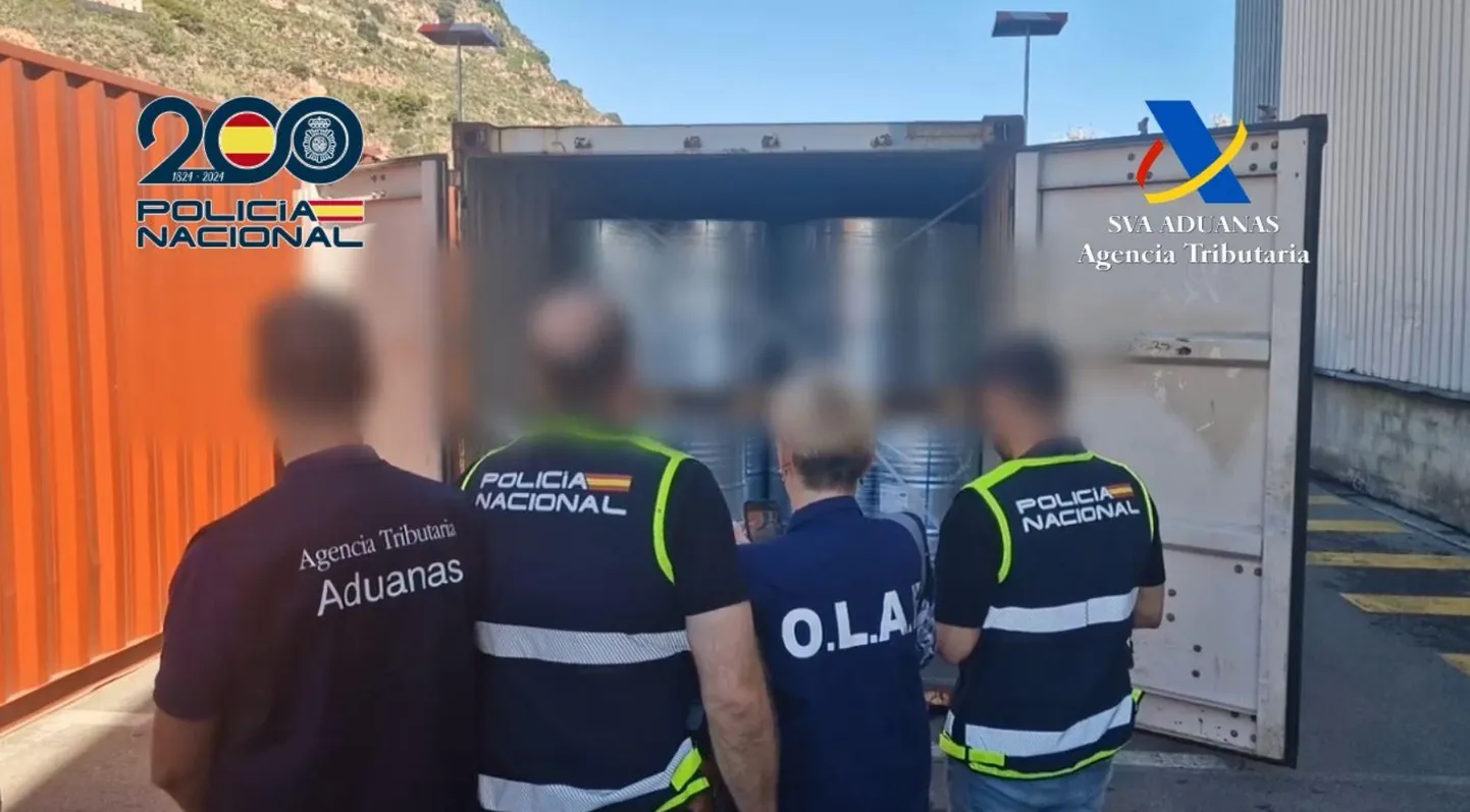 Hispaania politseinikud ja Euroopa pettustevastase ameti OLAF uurijad mullu oktoobris Barcelonas konfiskeeritud kemikaalide juures.