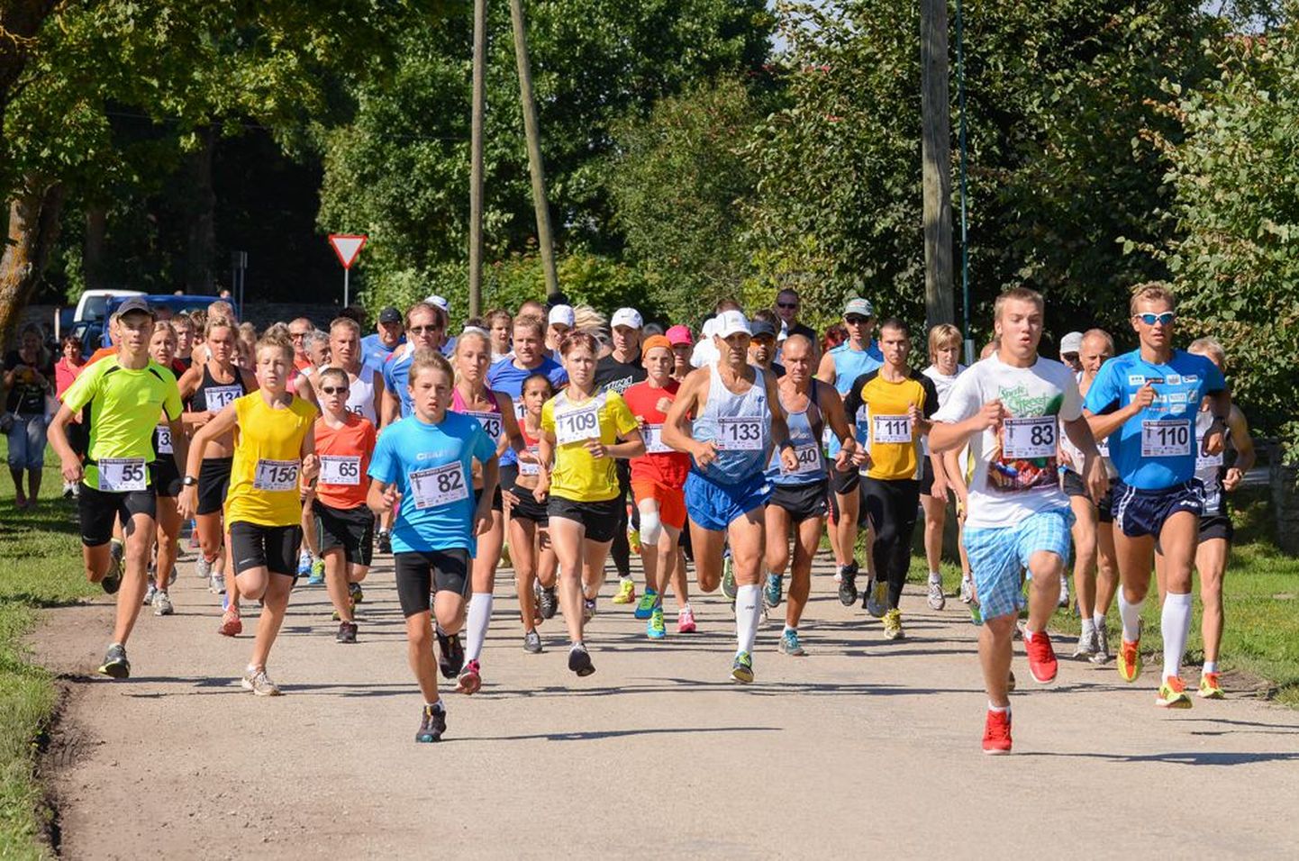Jooksjad Viru-Nigula 14. rahvajooksu 7,5 km pikkuse põhidistantsi  stardis.