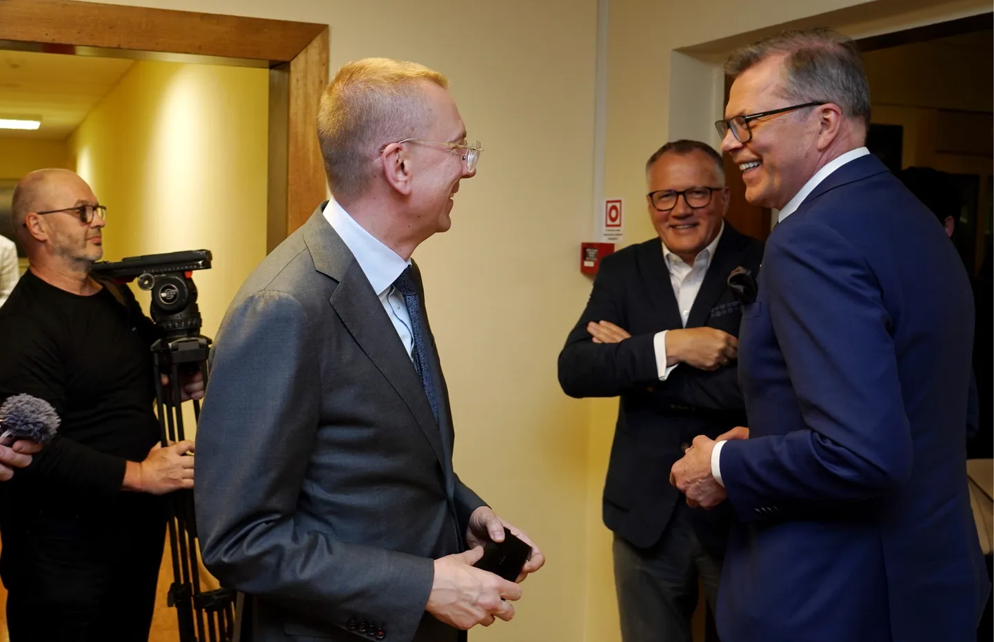 Valsts prezidenta amata kandidāti - ārlietu ministrs Edgars Rinkēvičs (no kreisās) un uzņēmējs Uldis Pīlēns