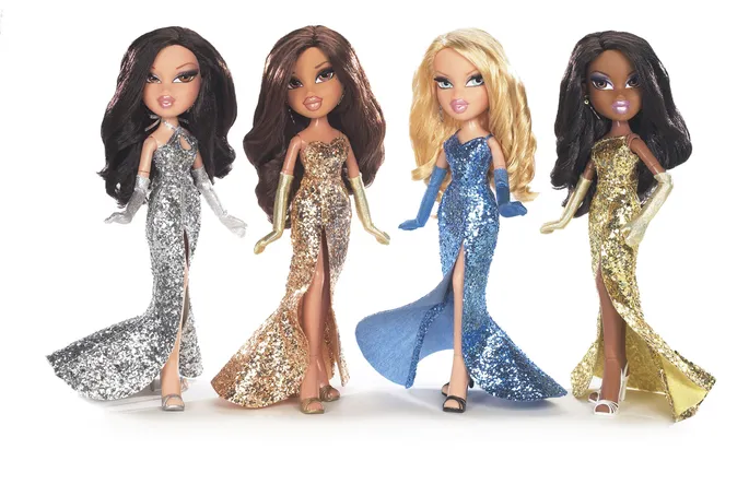 Vaata kunstnik eemaldab seksikatelt Bratz nukkudelt meigi ja muudab need tavalisemaks
