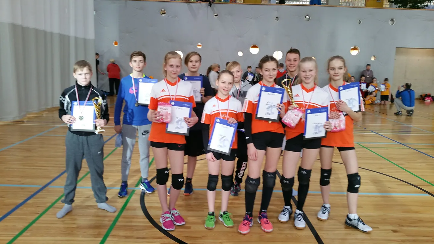 Koolide võrkpalli miniliiga võitjad olid Kesklinna kooli tüdrukud ja Jakobsoni kooli poisid.