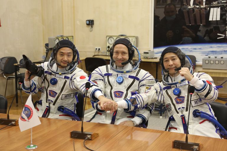 ISS-ile missioonile lennanud Venemaa kosmonaut Aleksander Misurkin (keskel) ning jaapanlased Yusaku Maezawa (paremal) ja Yozo Hirano (vasakul) enne lendu ajakirjanike küsimustele vastamas