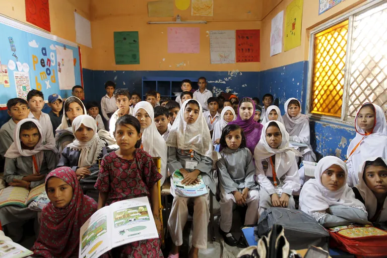 Kolmanda klassi õpilased koolis nimega Mashal Model School, Pakistani pealinna Islamabadi äärealadel. See kool, mille asutas Zeba Husain, jagab vähekindlustatud lastele teadmisi. Bari Imami külas elavate õpilaste perekonnad on pärit erinevatest Pakistani ja Afganistani piirkondadest. Väljaspool kooli otsivad lapsed äraelamiseks võimalusi tänavatel - kerjavad, müüvad asju, pesevad autosid, tuhnivad prügikastides.
Foto: REUTERS/Caren Firouz