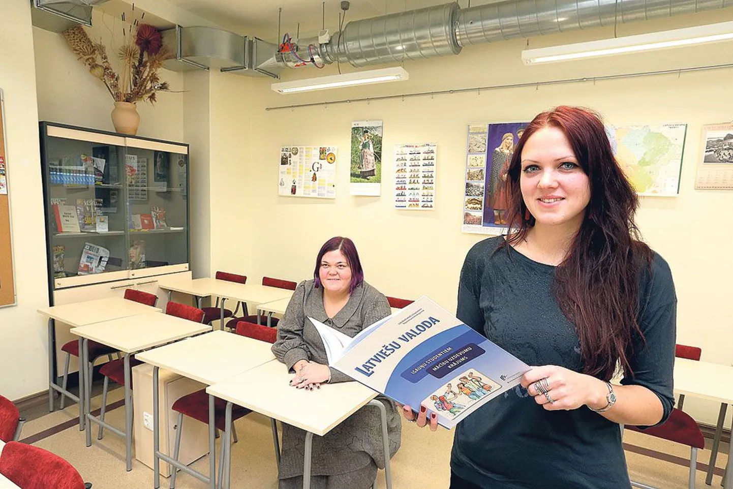 Tartu ülikooli keelekeskuse juhataja Tiina Kattel (vasakult) ja läti keele õpetaja Ilze Zagorska rääkisid õppeülesannete kogumikust «Läti keel eesti üliõpilastele» ning tutvustasid ühtlasi läti ja leedu keele auditooriumi.