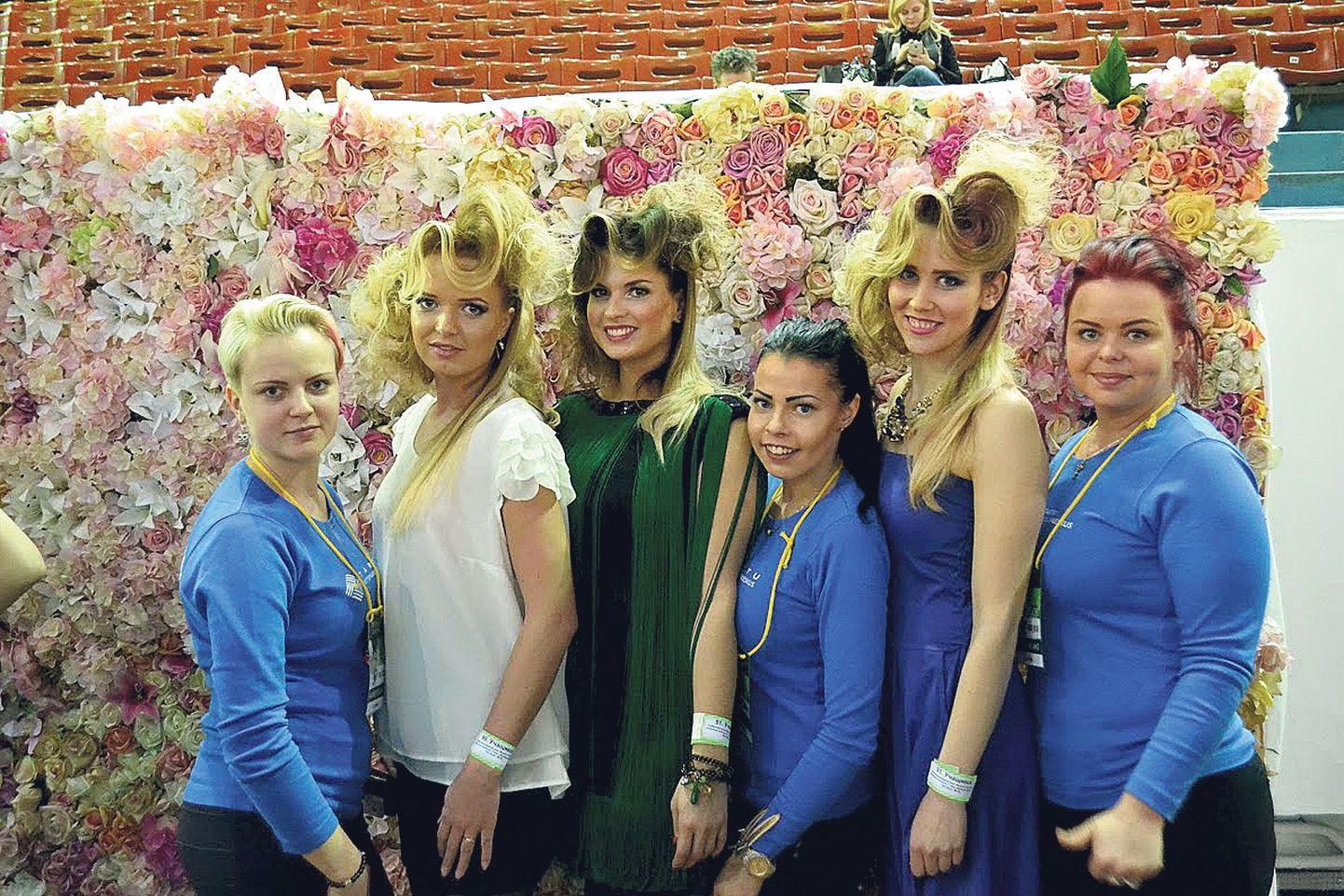 Tartu kutsehariduskeskuse õpilased, ilufestivalil Nevskie Berega osalenud Laura Suurmann (vasakult), modell Saskia Schütz, modell Kherli Mändre, Meelika Grigorjeva, modell Hanna Heinla ja Meriliis Rumvolt.