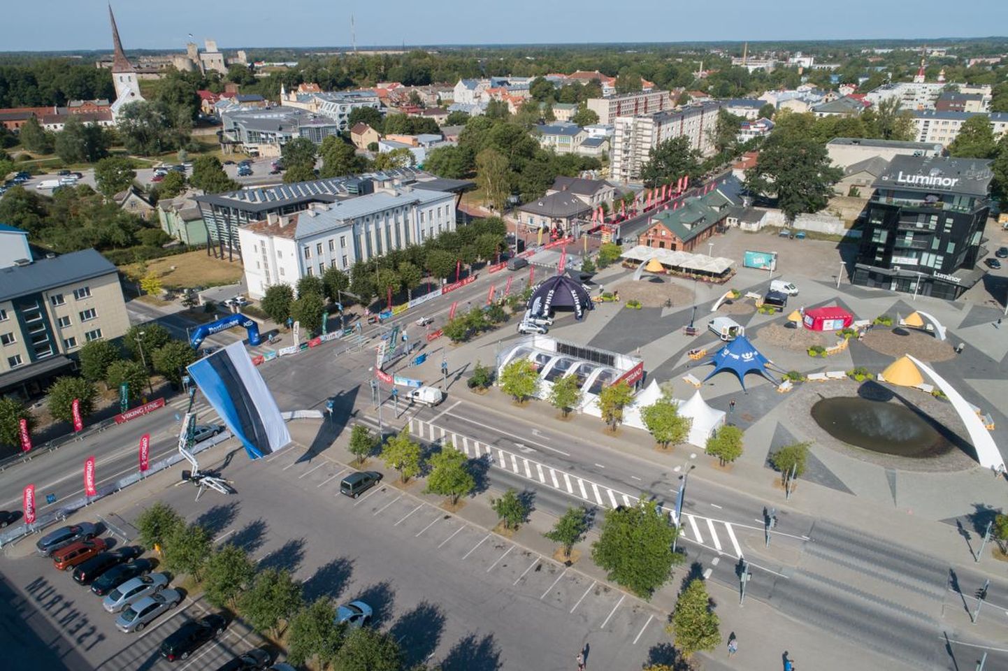 Viking Line Eesti Ööjooksul osaleb täna Rakveres enam kui kaheksa tuhat jooksusõpra. Rakvere Keskväljak värvub õhtul sinimustvalgeks.