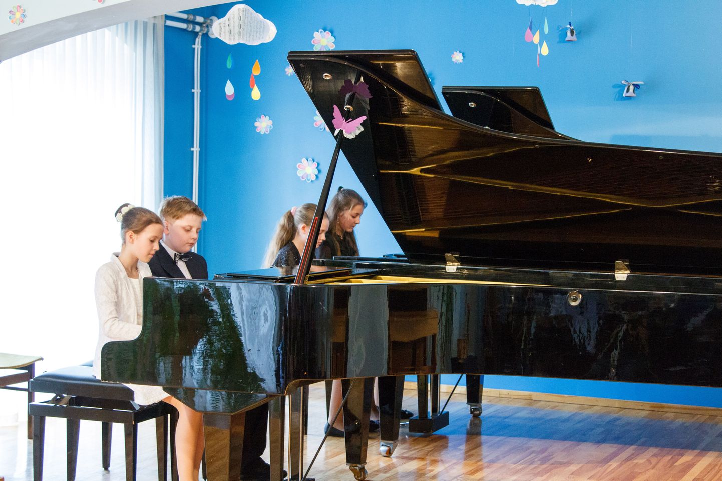 Klaver vikerkaarel Valga muusikakoolis. Klaverim