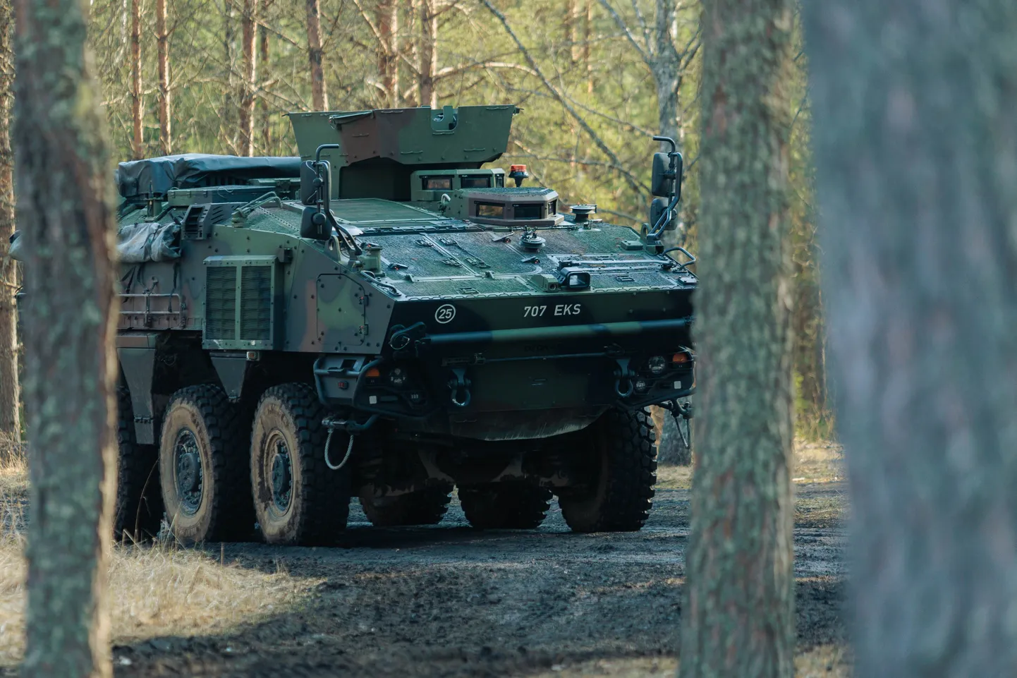 Kaitsevägi tutvustas märtsi alguses ratassoomukeid, mille võtavad kasutusele ka Kuperjanovi jalaväelased. Soomukiga liikusid ka ajateenijad, kes sattusid läinud nädala alguses liiklusõnnetusse.