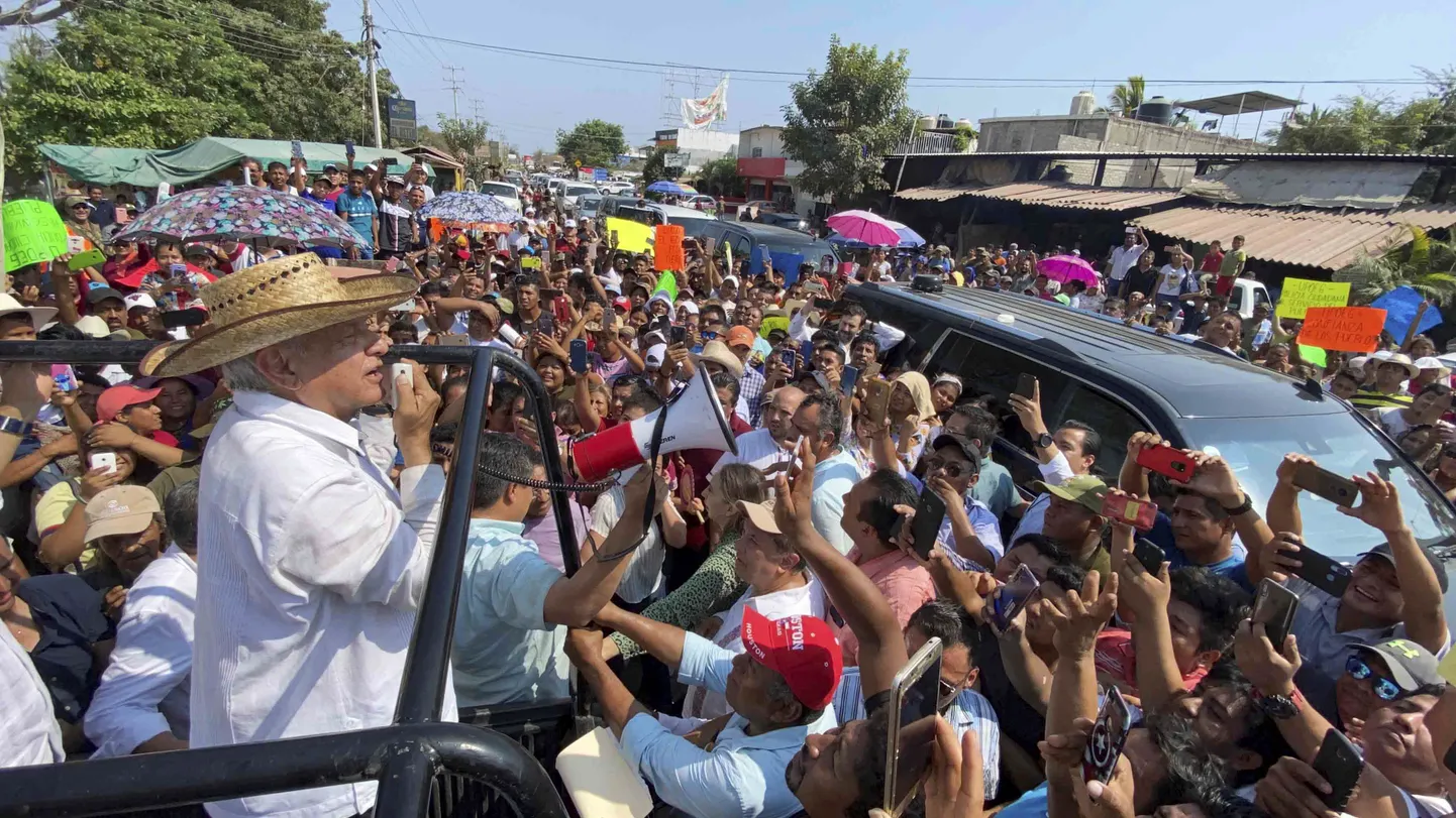 Mehhiko president  Andres Manuel Lopez Obrador rahvale kõnet pidamas.