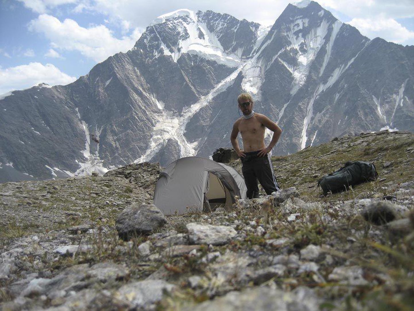 2006. aastal pani Andres Karu 3000 meetri kõrgusele Tšegeti mäele telgi püsti ning hakkas seejärel tipu poole rühkima. Veidi hiljem jäi ta varingu alla. Oma rohketest seiklustest jäänud mälupildid koondas ta nüüd ühiste kaante vahele.