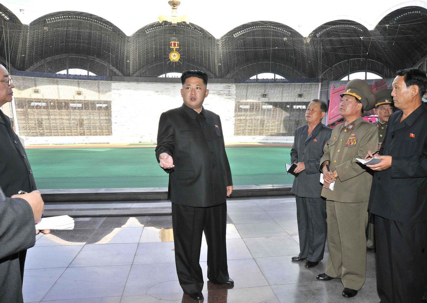 Kim Jong-un koos sõjaväelaste ja ametnikega