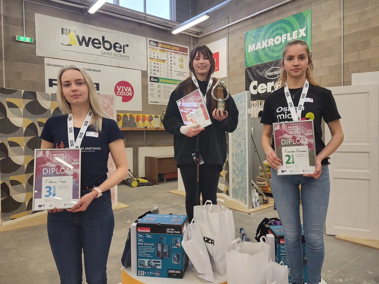 Kätriin Trave (vasakul) kolmanda koha diplomiga.