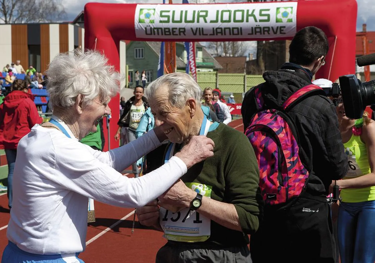 Einart Alus paneb Viljandi järvejooksu finišis praeguseks Eesti läbi aegade vanimana maratonitulemuse kirja saanud 80aastasele jooksjale Benno Viirandile kaela mälestusmedali.