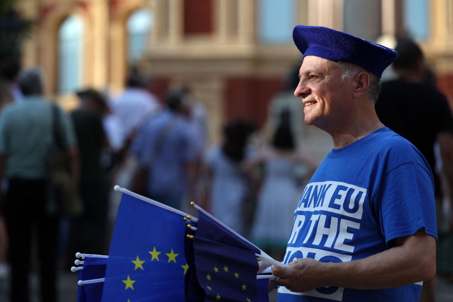 ELi toetaja jagamas kontserdikülalistele Euroopa lippe 9. septembril 2023. aastal