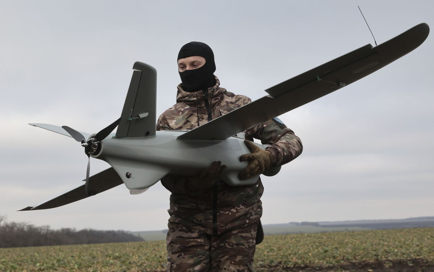 Ukrainas kareivis ar dronu.